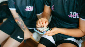 Making friends through apps: a growing trend among young people