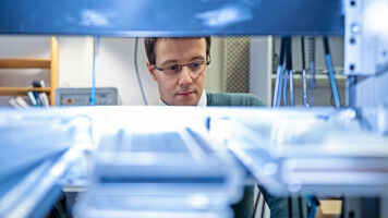 Mini electricity generator from quantum dots