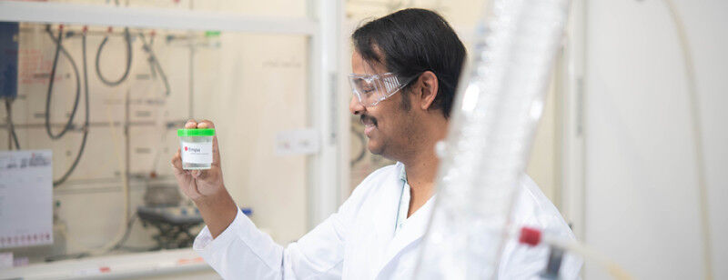 Empa researcher Arvindh Sekar with the novel epoxy resin that is both flame-reta
