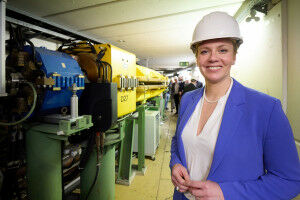 NRW Minister Ina Brandes visits the ELSA electron accelerator