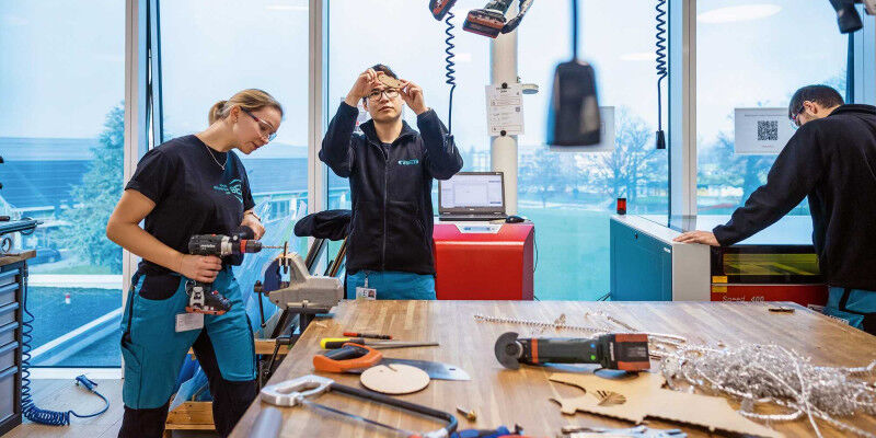 Based learning complements the in-depth teaching of fundamental principles. (Ima