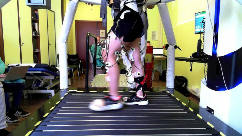 Overcoming right leg spasticity during treadmill walking in spinal cord injured