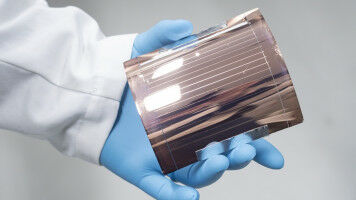 Perovskite-based tandem solar cells