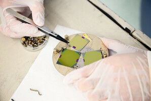 Pioneering 'hybrid chips' to make the most advanced square centimeter even more efficient