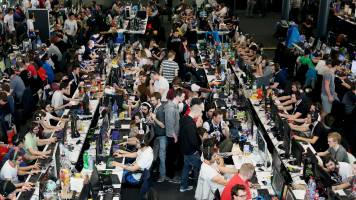 PolyLAN: the art of online esports