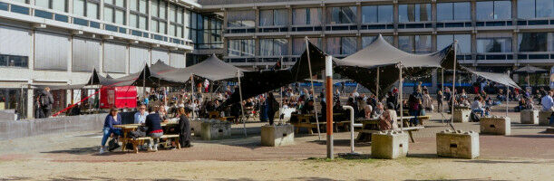 Raffaella Mulas, Susie Protschky, and Makoto Takahashi receive VU Startpremie