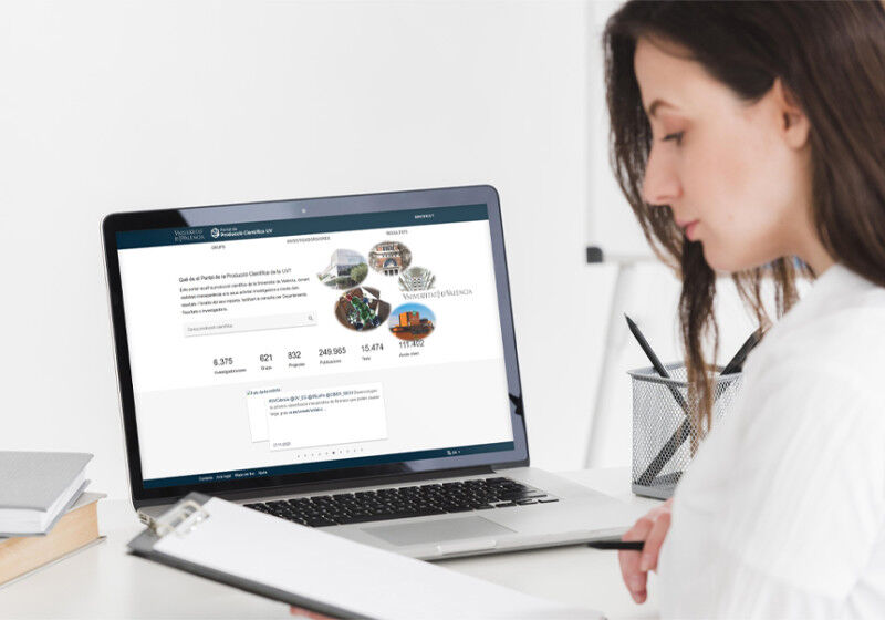 A researcher consults the University of Valencia-s Scientific Production Portal.