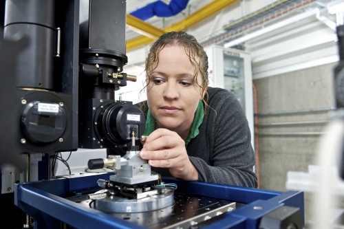 Julie Fife mounting a sample at the tomography beamline TOMCAT at the Swiss Ligh