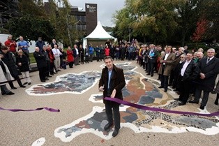 Iain Stewart unveils Geosculpture