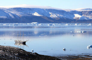 Meltwater lake splits Greenland ice sheet