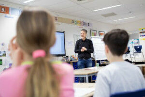 Science professors visit elementary schools