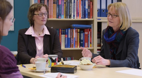 Physicist  Cornelia Denz and historian  Heike Bungert exchange views on the diff