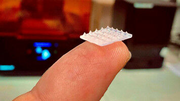 Skin patch that painlessly delivers drugs into the body