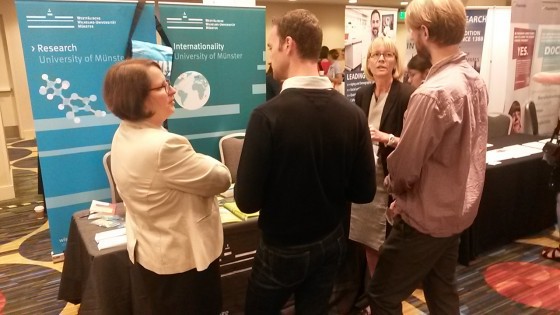 Helga Soer-Sodmann (l.) and  Cornelia Denz (2.v.r.) had a lot of interesting dis