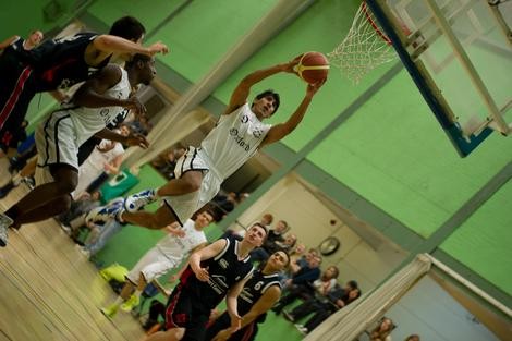 Blues basketballer Shaan Dalwadi in action (credit: Matt Henderson)