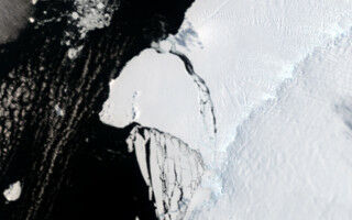 Team to investigate icebergs breaking off Antarctica ice shelf