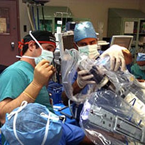 Francisco Civantos, center, performs robotic removal of throat cancer at Univers