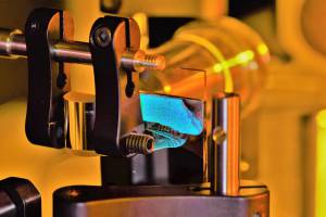 UW team first to measure microscale granular crystal dynamics