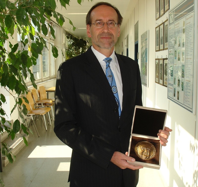 Harald Schuh mit der Vening Meinesz Medaille 2011
