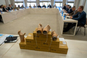 Victims of the war in Ukraine receive prosthetic hands designed by TU Delft
