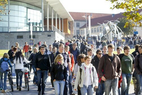 After graduating from high school, high school graduates can spend a year workin