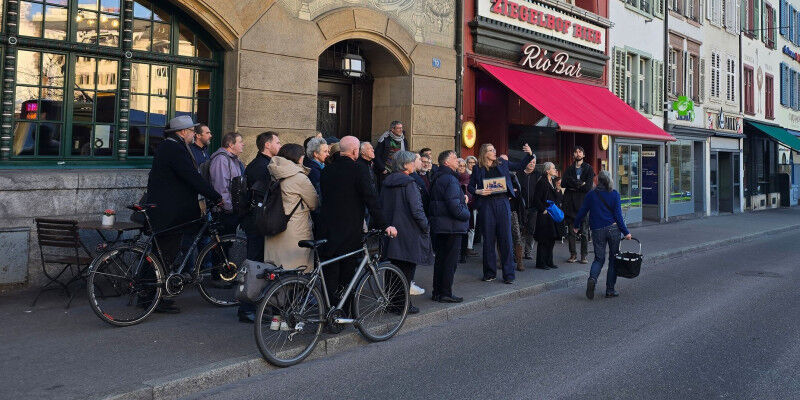 Spin-off founder Sibylle Wälty explains on guided walking tours, here in Basel,