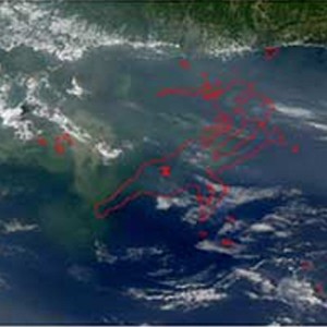 Comparison between the satellite observed (left) and the modeled (right) oil sli