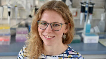 Yellow natural pigments from light and CO2